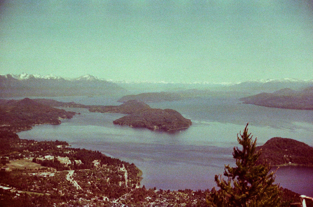 Panorama aérien des lacs, îles et montagnes enneigées de Bariloche vu d'un point haut, paysage argentique couleur