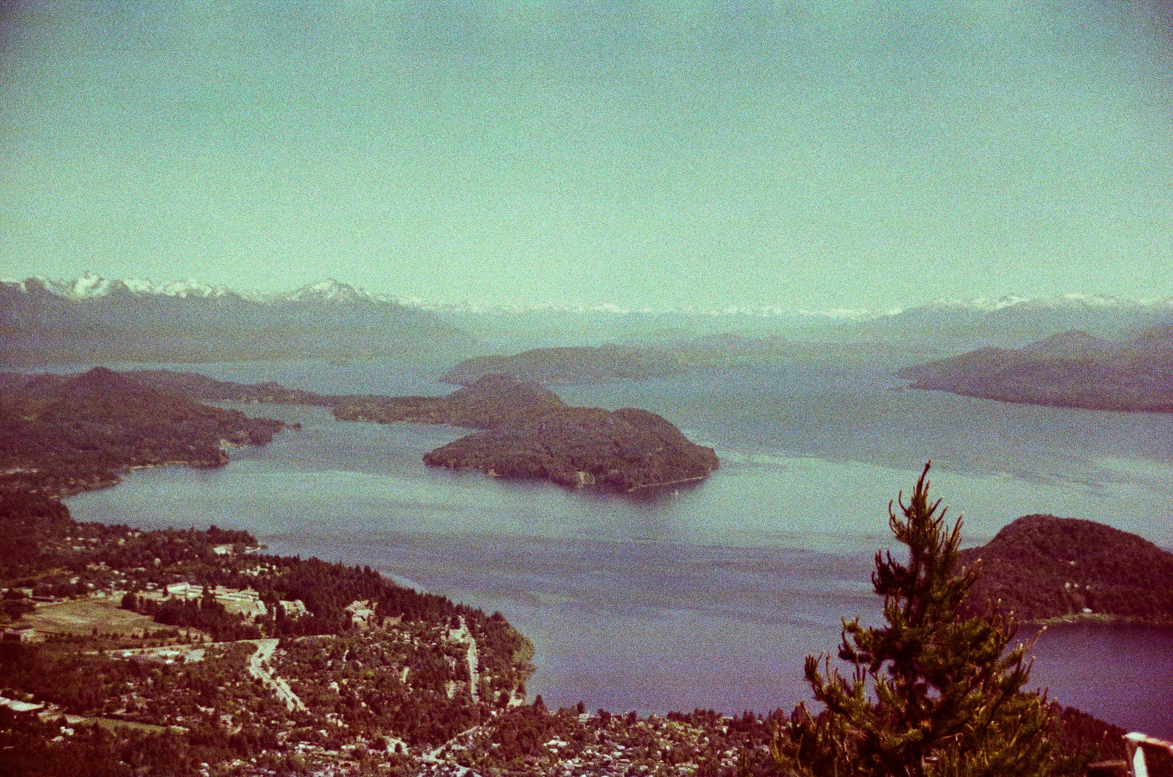 Panorama aérien des lacs, îles et montagnes enneigées de Bariloche vu d'un point haut, paysage argentique couleur
