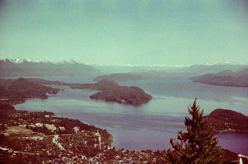 Panorama aérien des lacs, îles et montagnes enneigées de Bariloche vu d'un point haut, paysage argentique couleur
