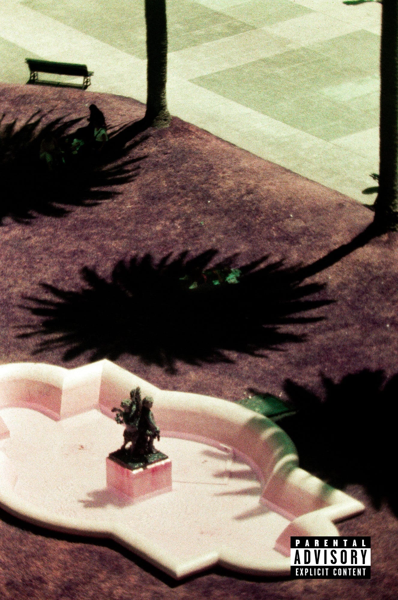 Vue aérienne plongeante d'une place vide avec petite fontaine et ombres dramatiques de palmiers, photographie argentique couleur