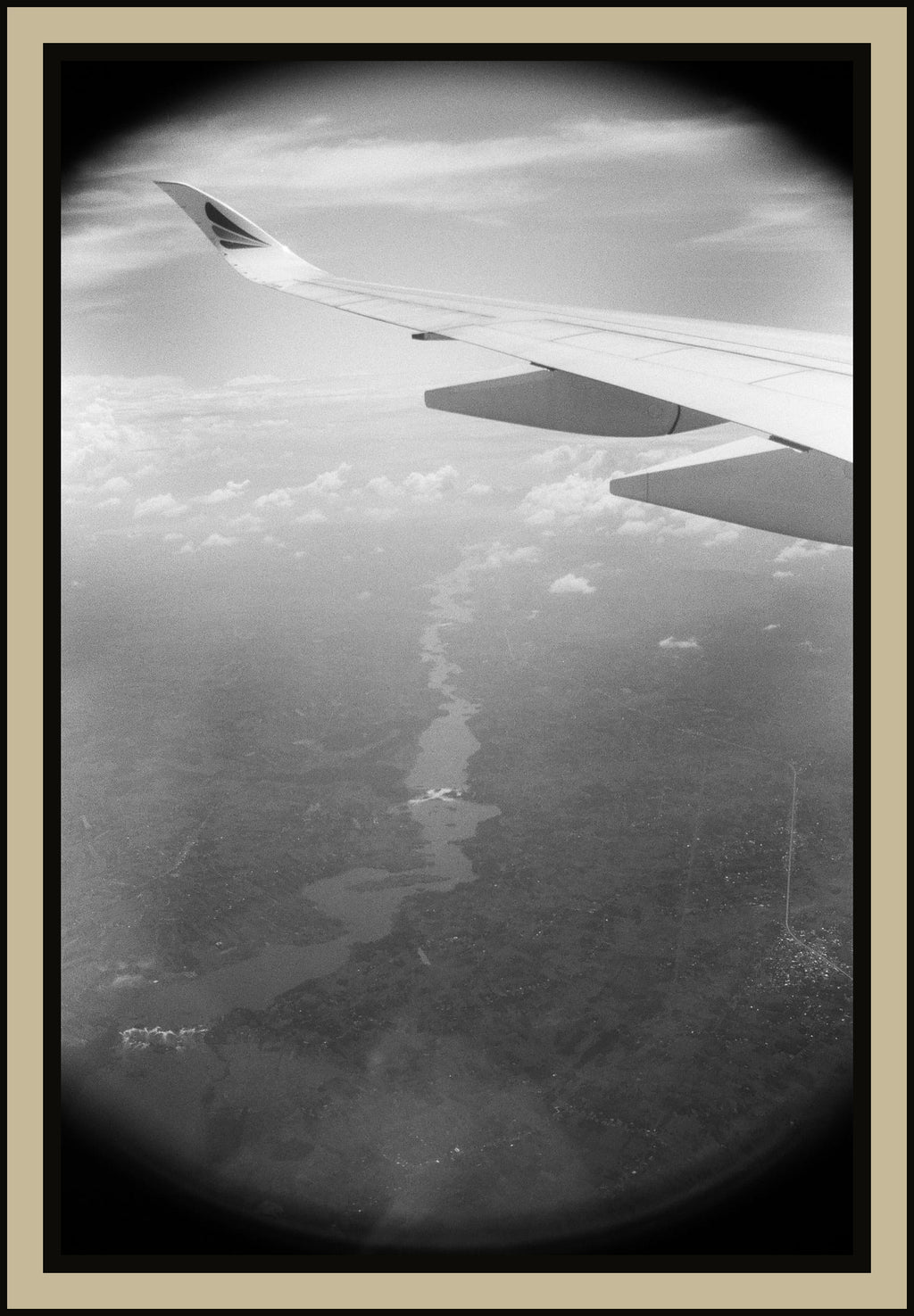 airplane-window-wing-river-below-aerial-black-white-film-w2b - tirage encadre