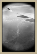 airplane-window-wing-river-below-aerial-black-white-film-w2b - tirage encadre