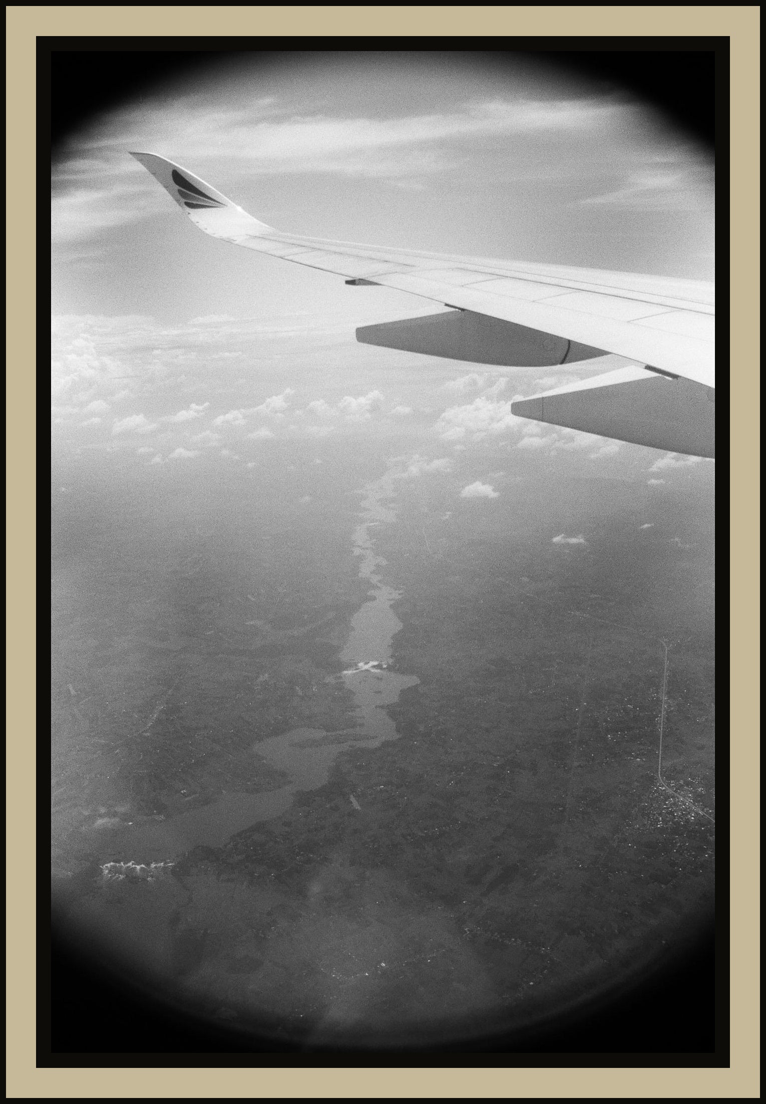 airplane-window-wing-river-below-aerial-black-white-film-w2b - tirage encadre