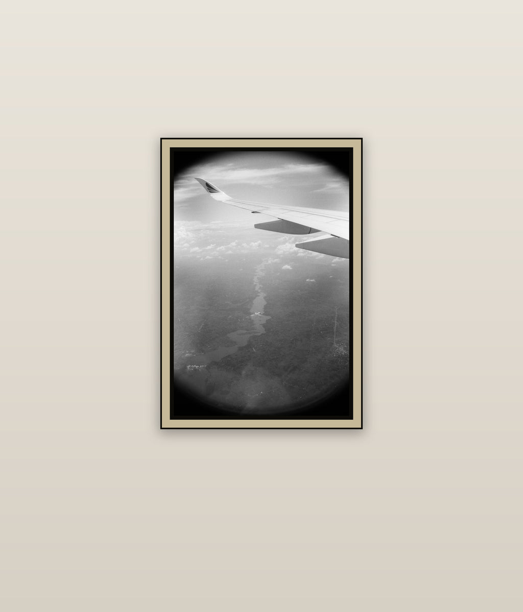 airplane-window-wing-river-below-aerial-black-white-film-w2b - mise en situation murale