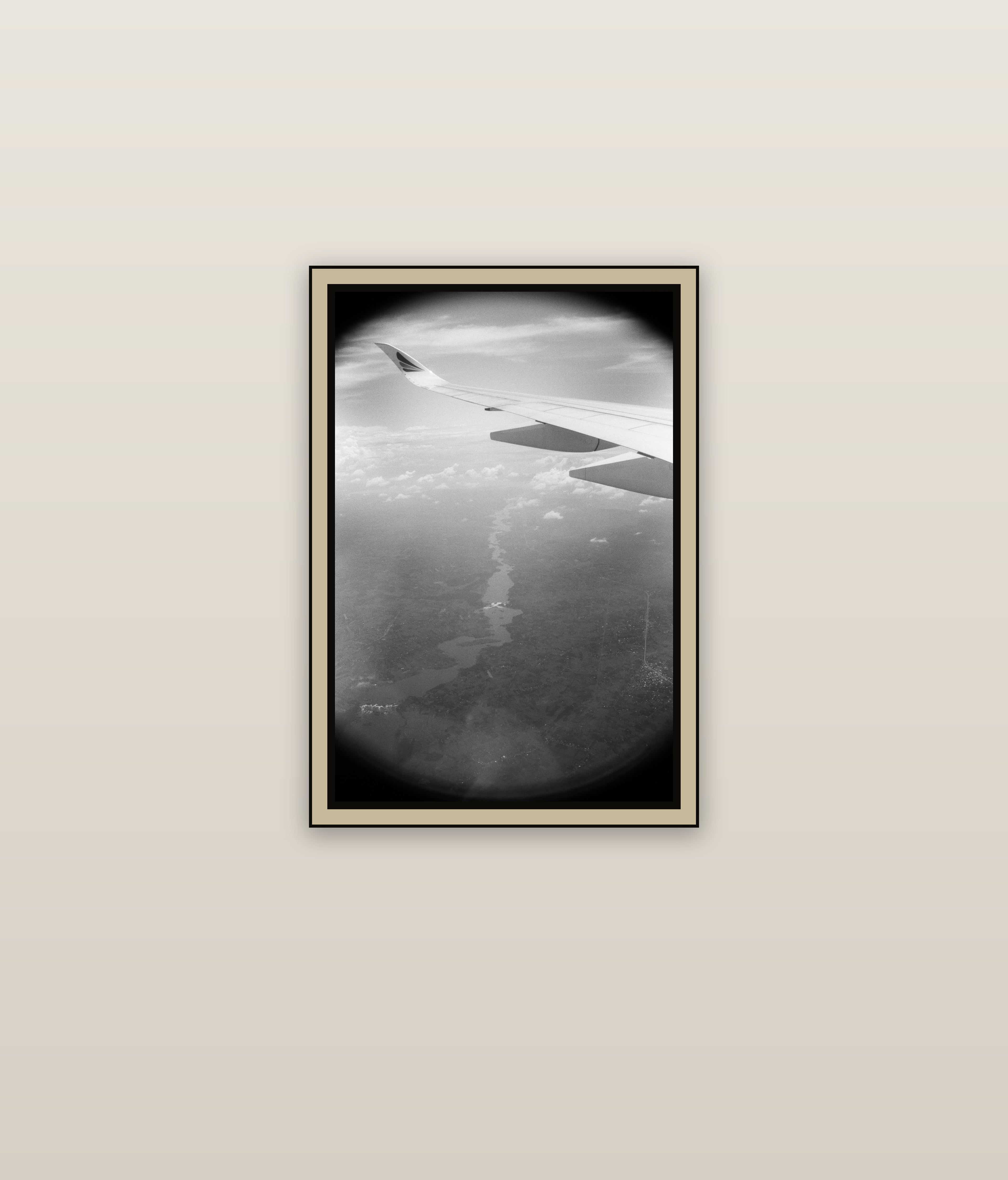 airplane-window-wing-river-below-aerial-black-white-film-w2b - mise en situation murale