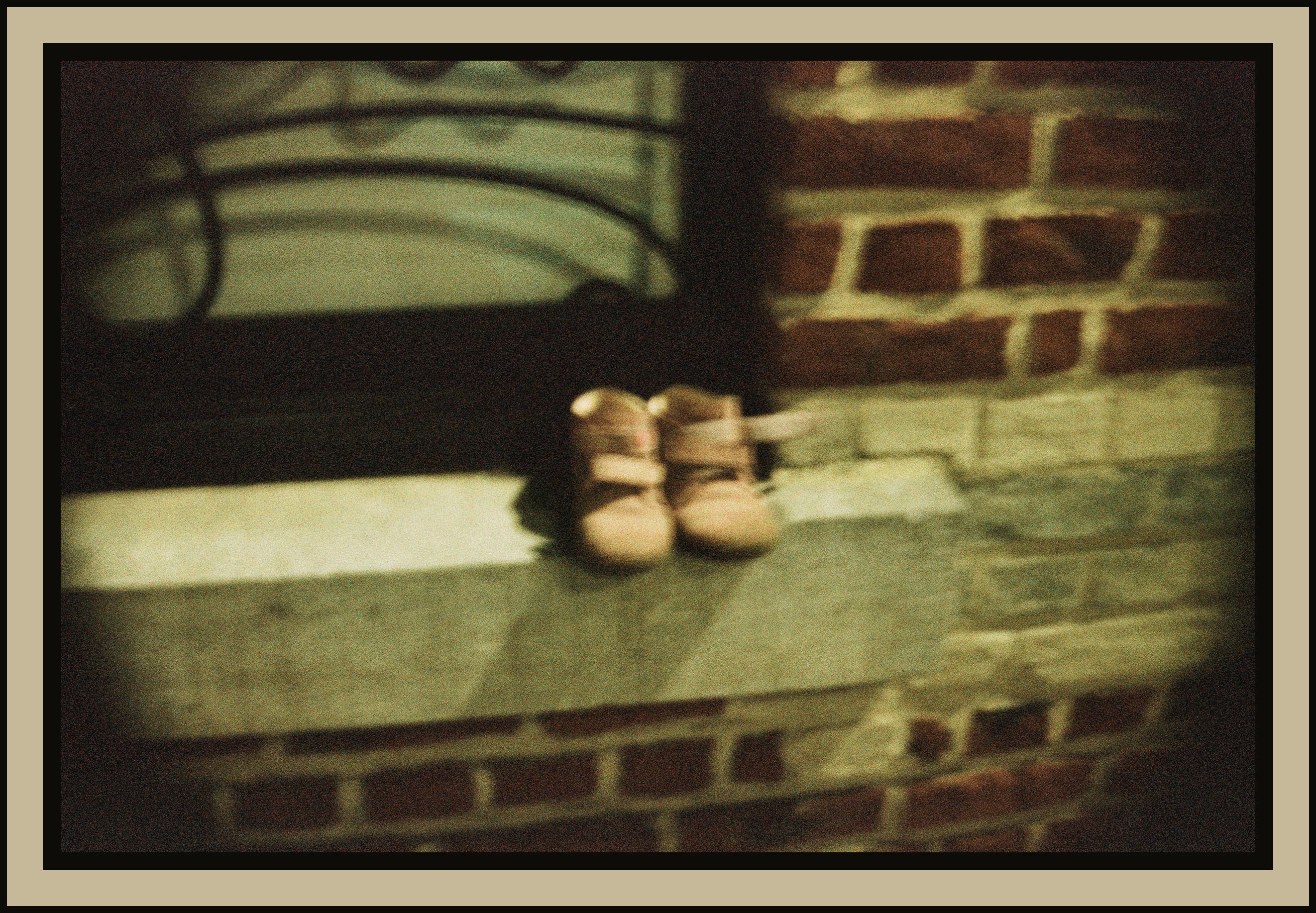 child-shoes-stone-ledge-brick-wall-found-object-film-w2b - tirage encadre