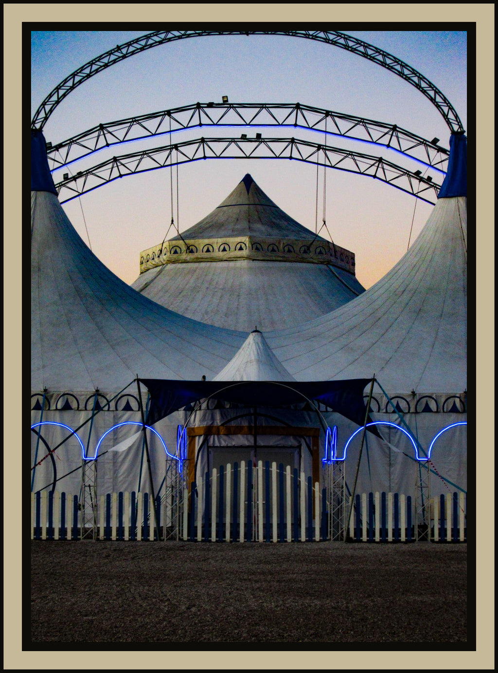 circus-tent-blue-neon-arcs-dusk-structural-film-w2b - tirage encadre