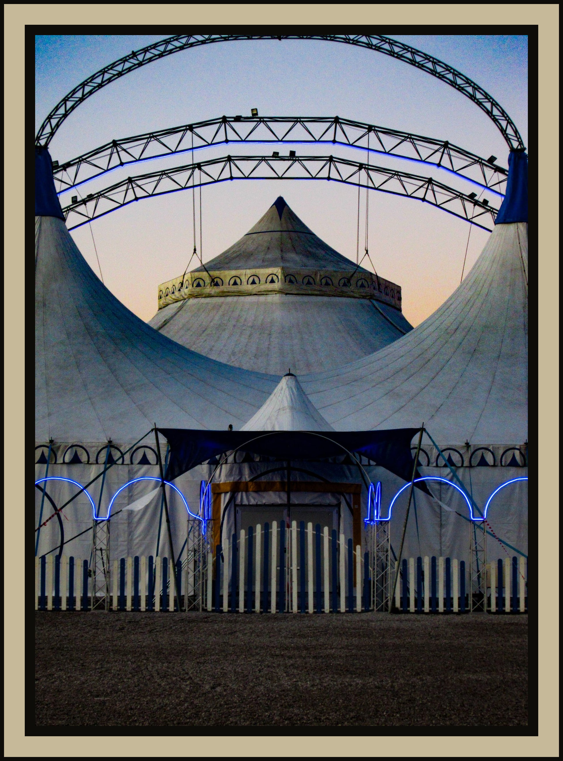 circus-tent-blue-neon-arcs-dusk-structural-film-w2b - tirage encadre