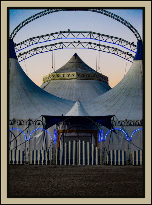 circus-tent-blue-neon-arcs-dusk-structural-film-w2b - tirage encadre