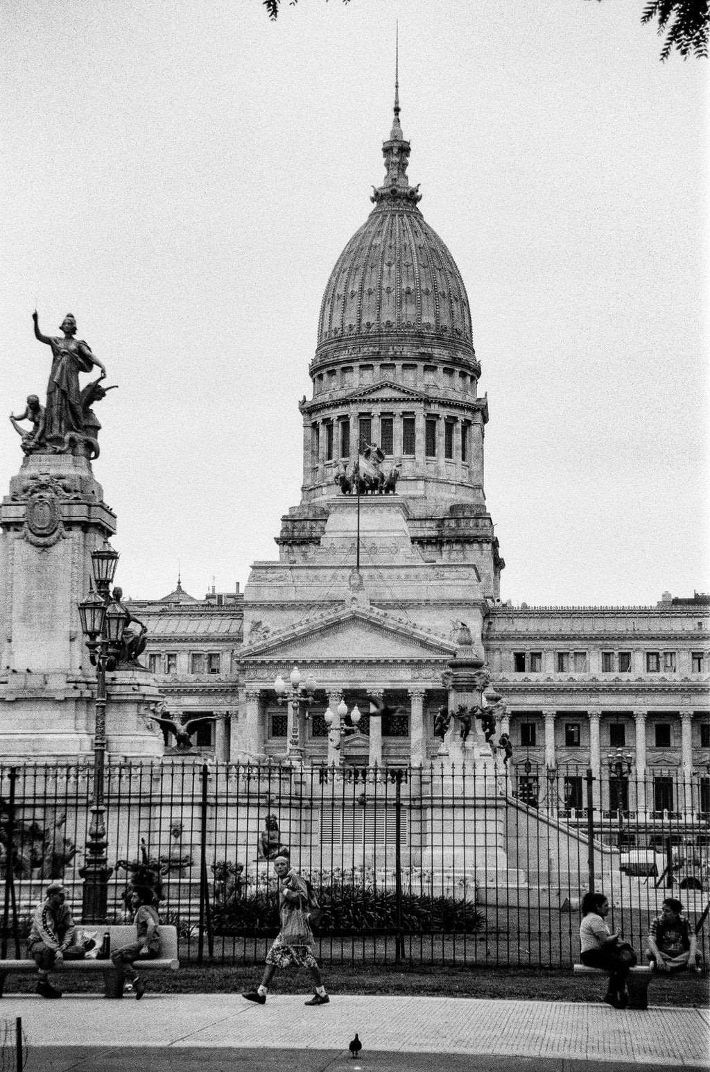 Congrès national argentin à Buenos Aires avec statues et passants, photographie argentique noir et blanc