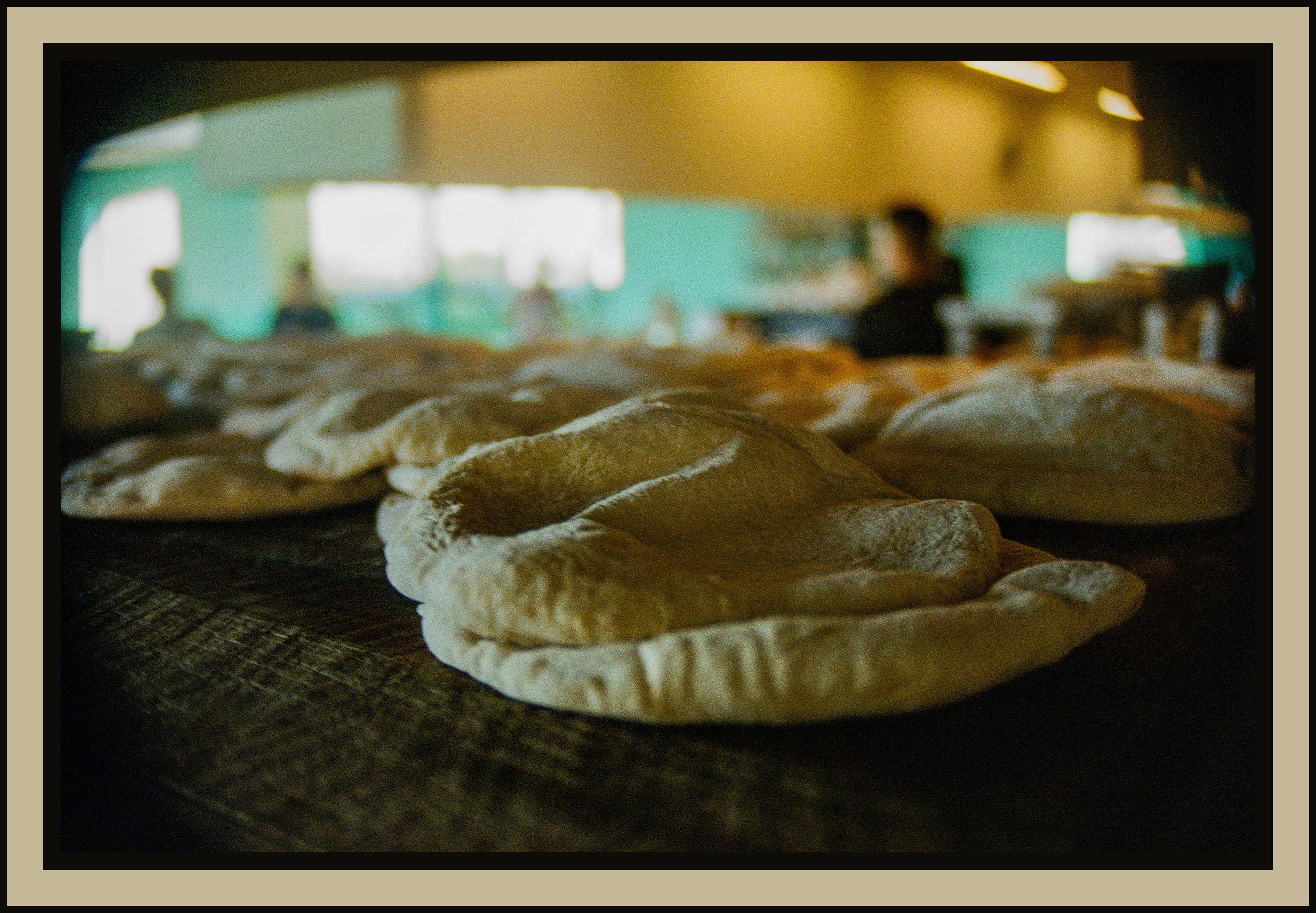 fresh-pita-bread-bakery-shallow-depth-colour-film-w2b - tirage encadre