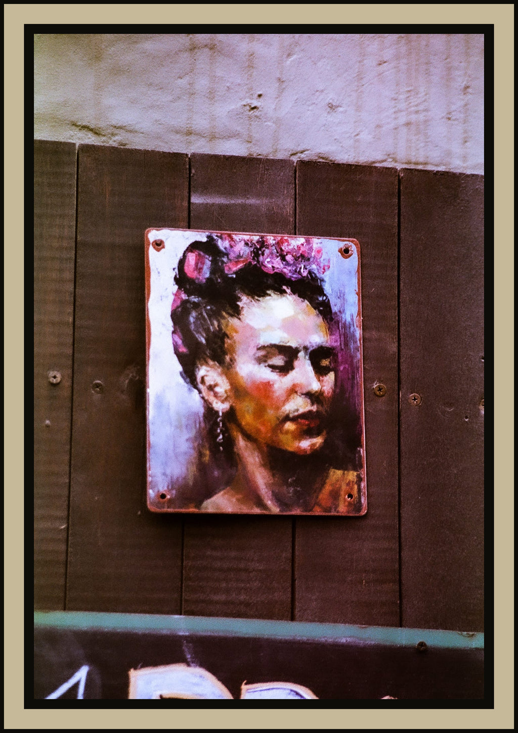 frida-kahlo-painted-portrait-dark-wooden-planks-film-w2b - tirage encadre