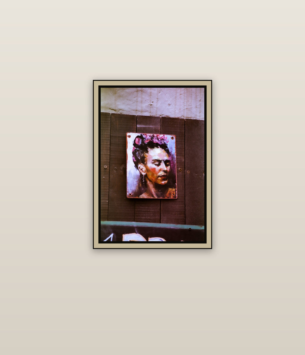 frida-kahlo-painted-portrait-dark-wooden-planks-film-w2b - mise en situation murale
