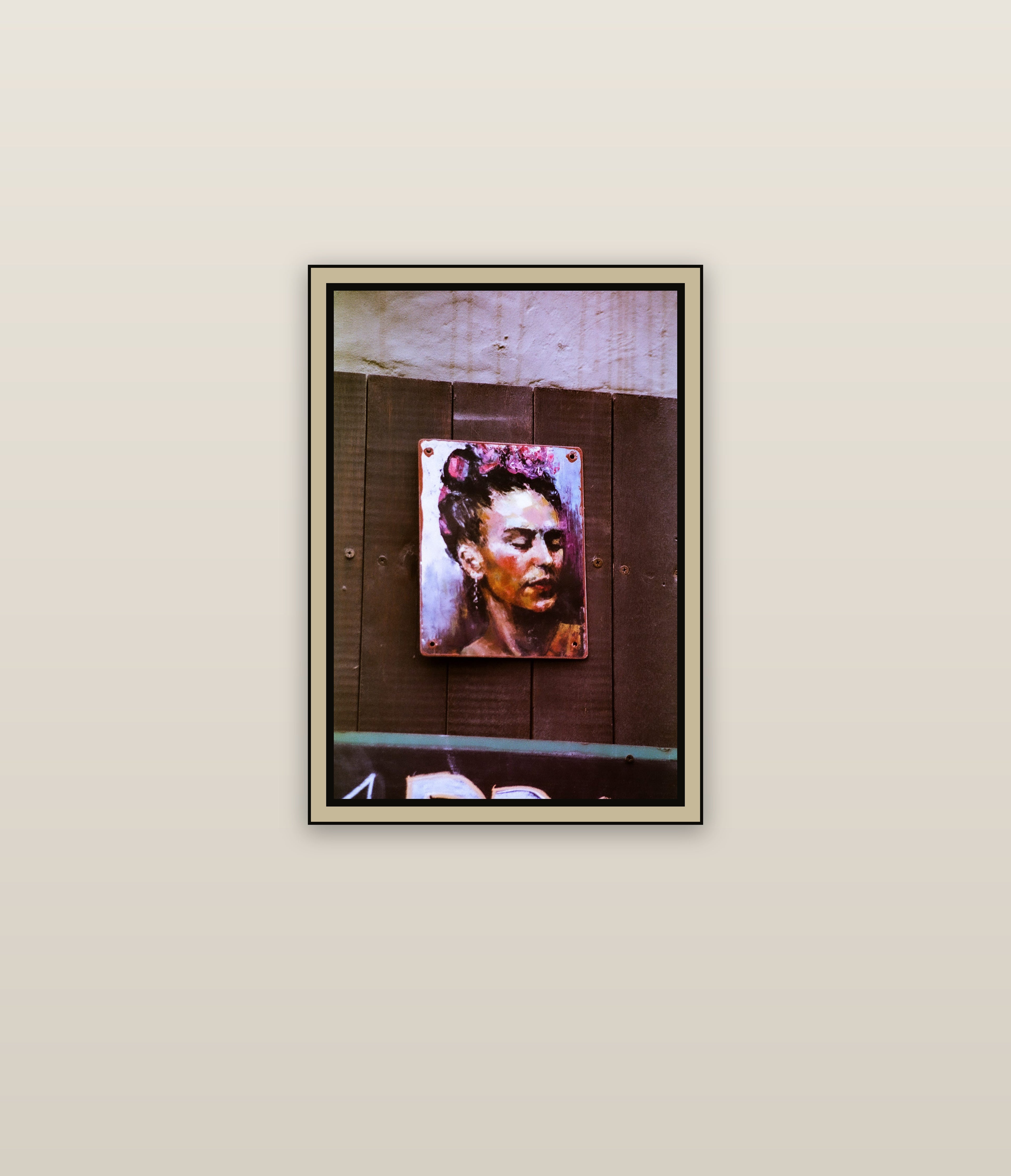 frida-kahlo-painted-portrait-dark-wooden-planks-film-w2b - mise en situation murale