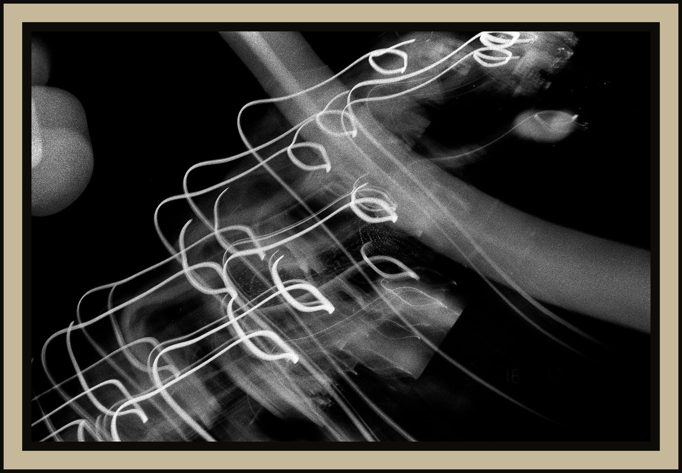 guitar-strings-light-trails-long-exposure-black-white-film-w2b - tirage encadre