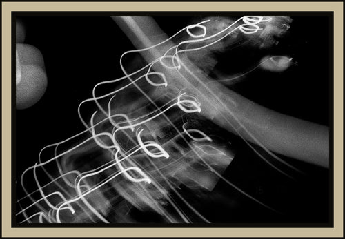 guitar-strings-light-trails-long-exposure-black-white-film-w2b - tirage encadre