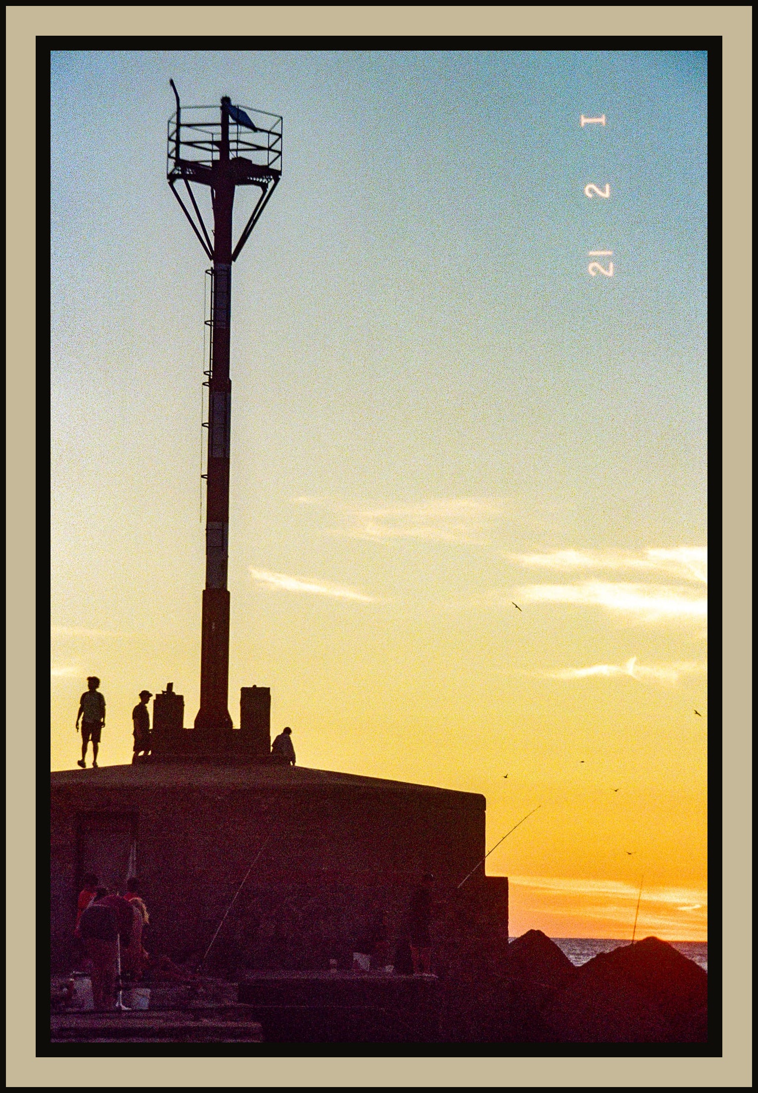 lighthouse-signal-tower-silhouette-golden-sunset-film-w2b - tirage encadre