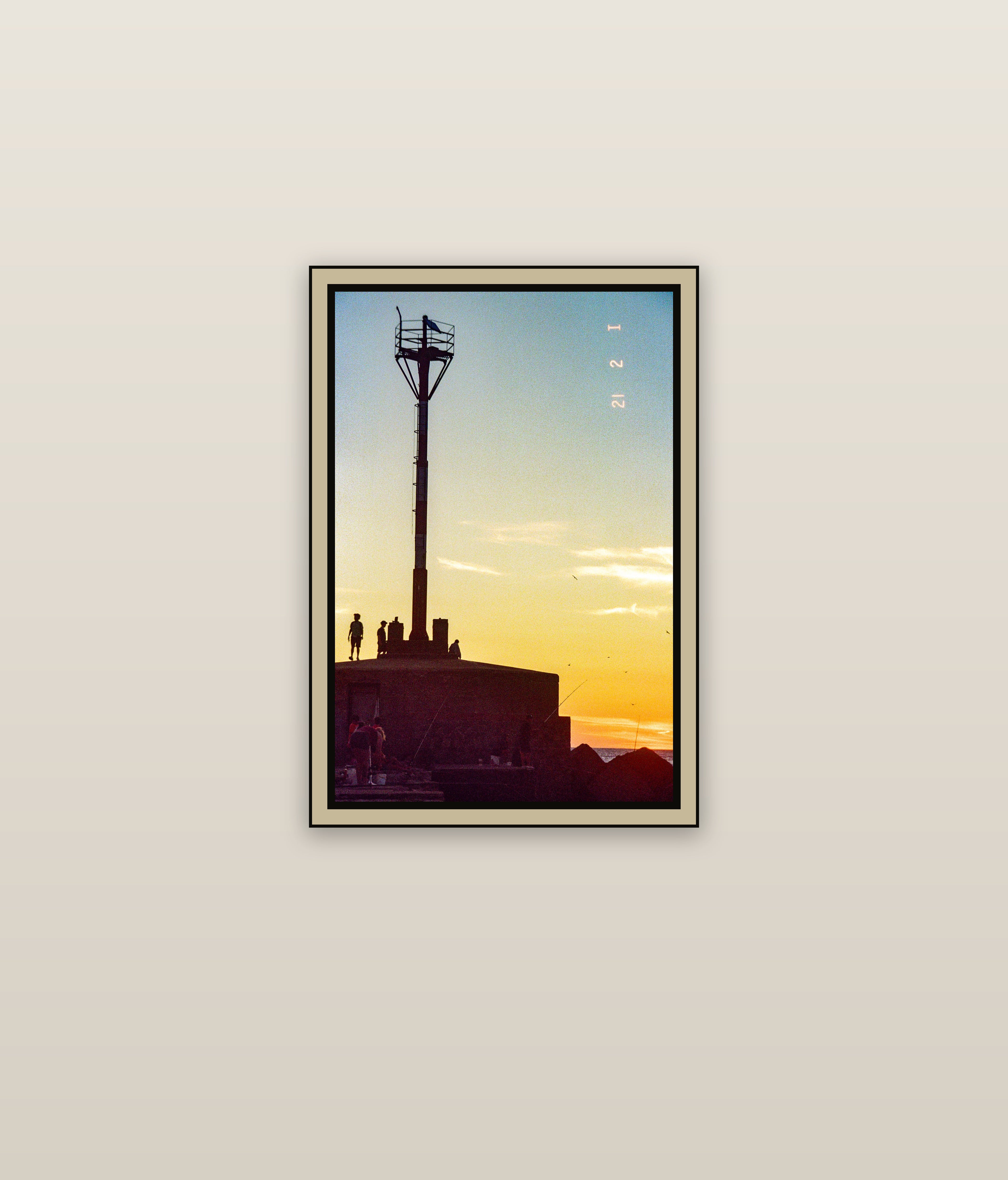 lighthouse-signal-tower-silhouette-golden-sunset-film-w2b - mise en situation murale
