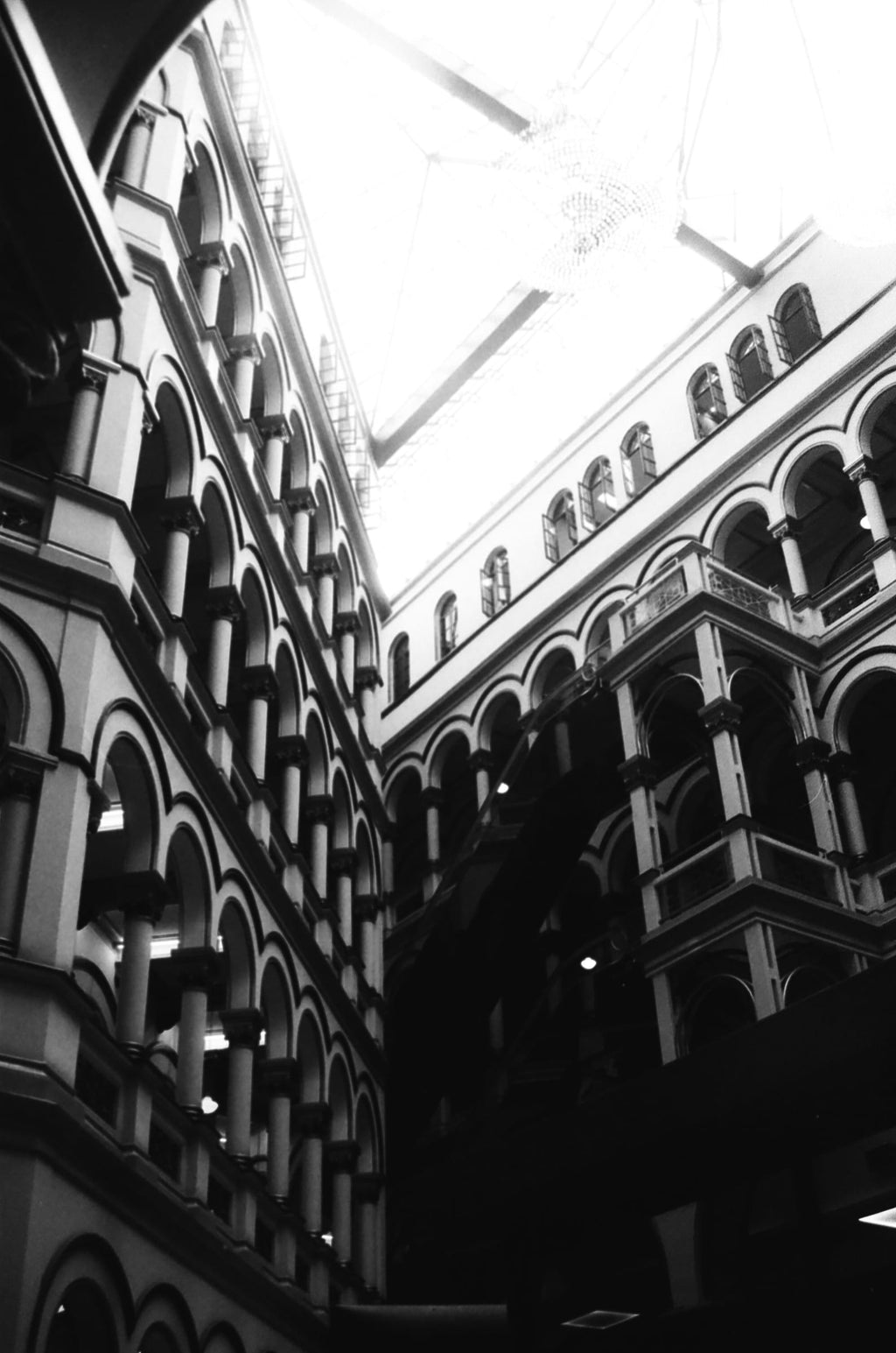 Intérieur du Palacio de la Cultura à Medellín, arches et architecture néo-gothiques, photographie noir et blanc