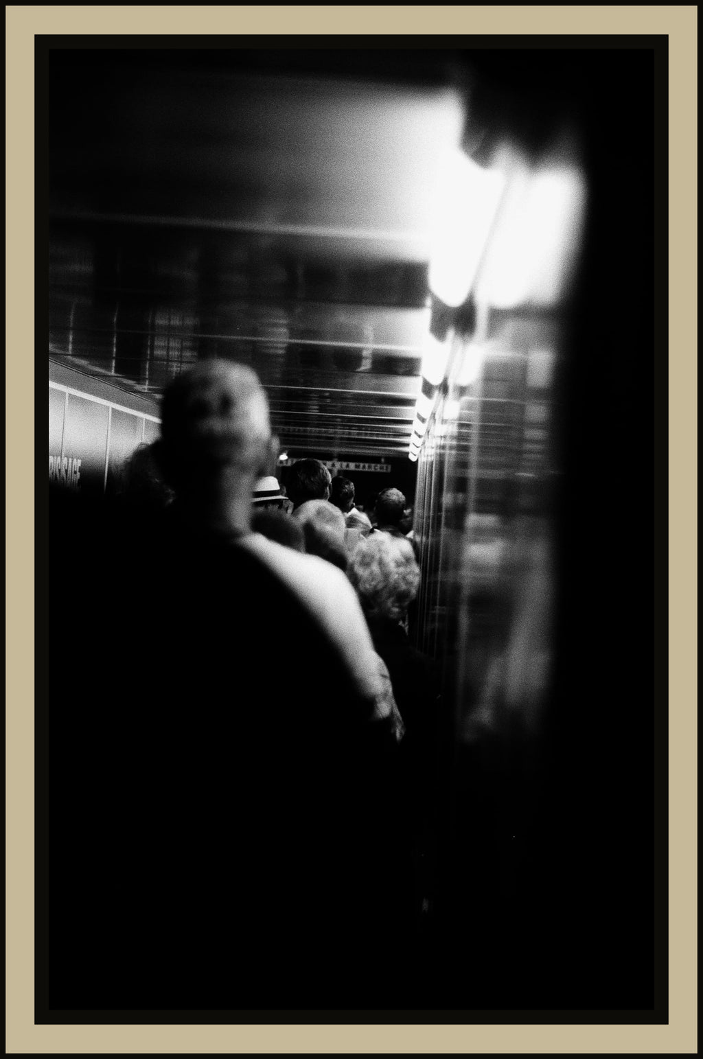 metro-crowd-glimpsed-dark-gap-black-white-film-w2b - tirage encadre