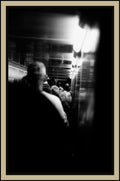 metro-crowd-glimpsed-dark-gap-black-white-film-w2b - tirage encadre