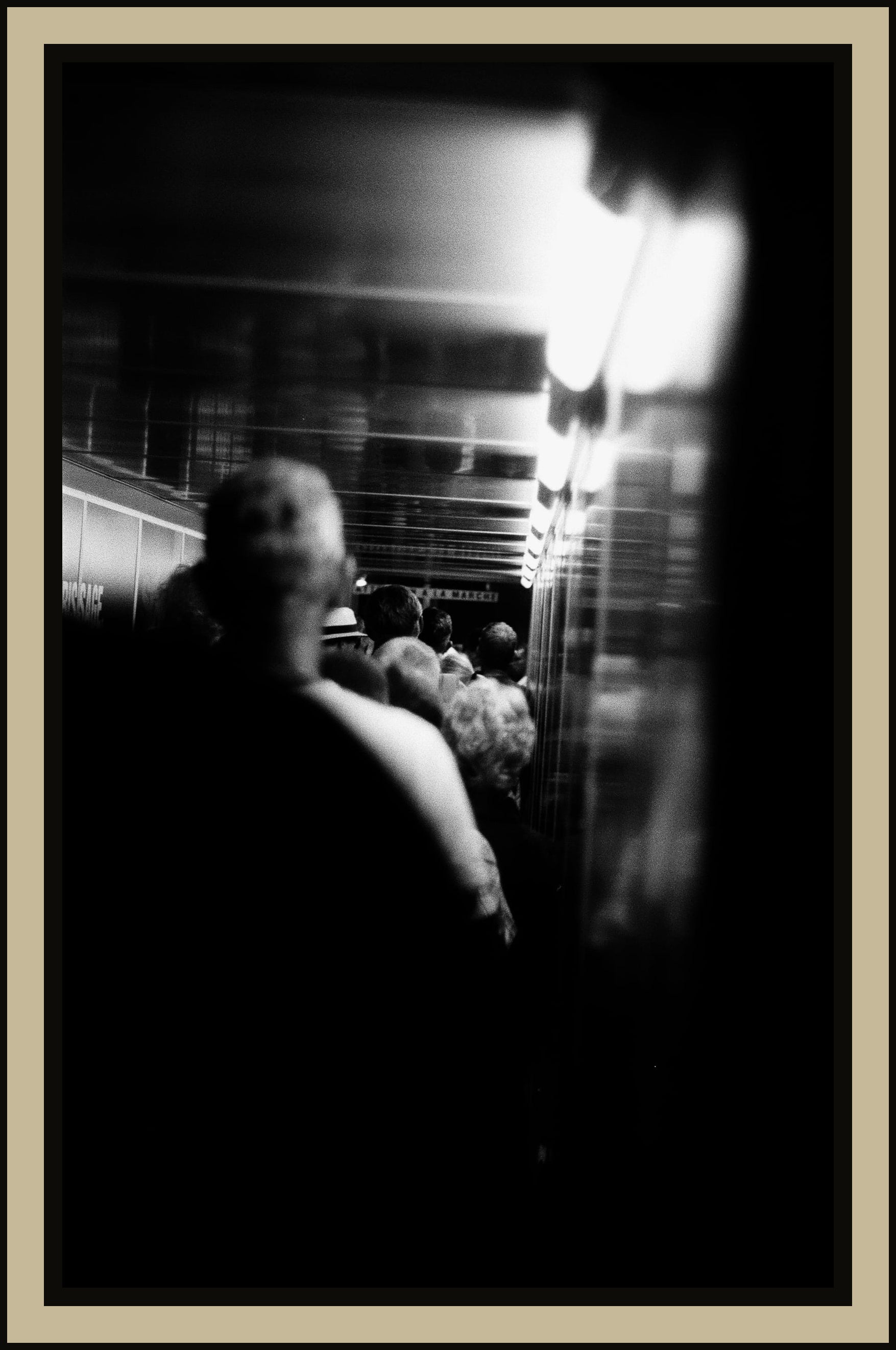 metro-crowd-glimpsed-dark-gap-black-white-film-w2b - tirage encadre