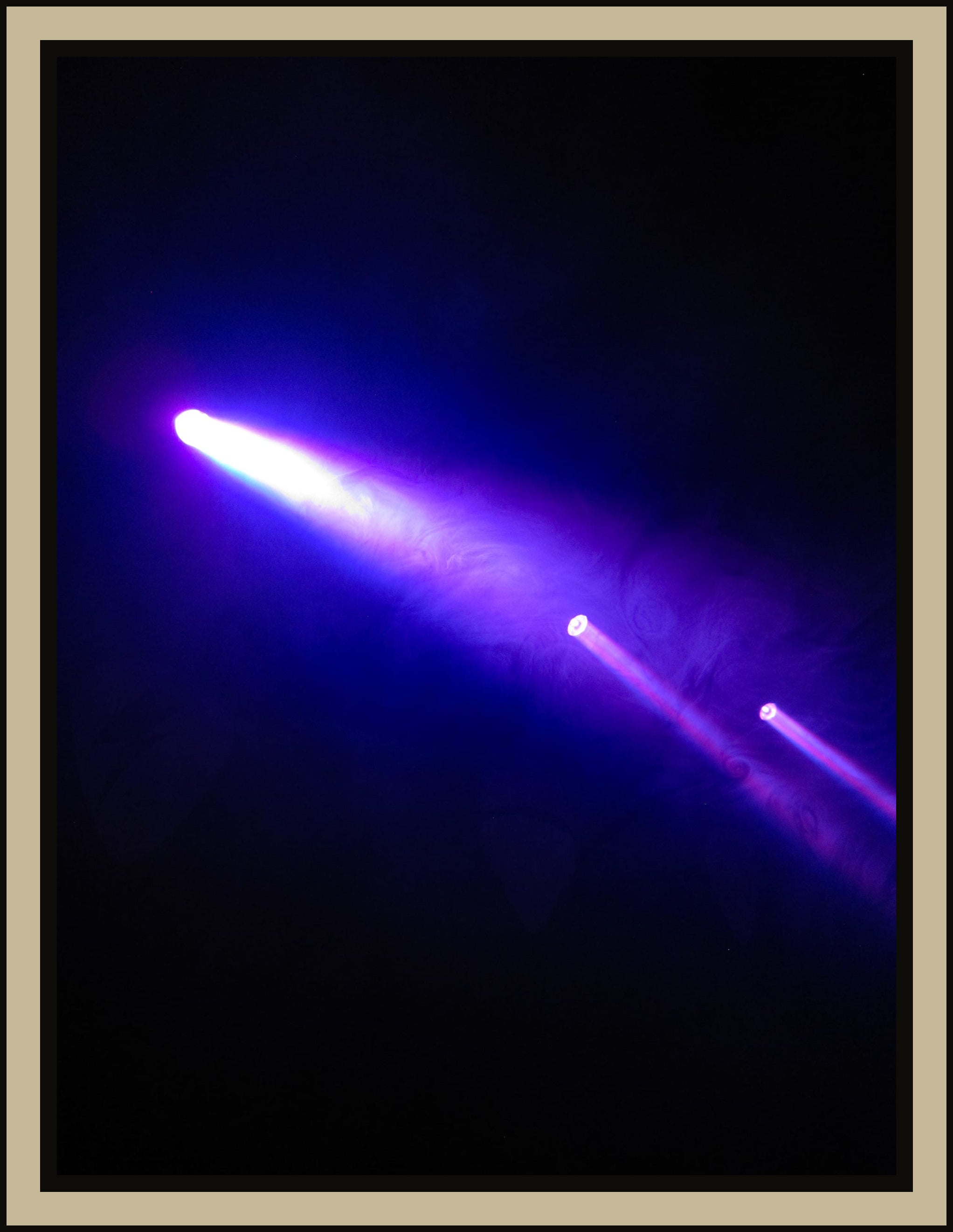 stage-spotlights-purple-smoke-darkness-abstract-w2b - tirage encadre