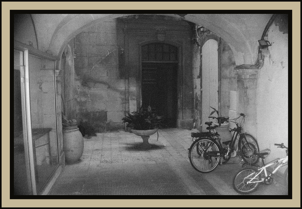 stone-arch-corridor-bicycles-night-black-white-film-w2b - tirage encadre