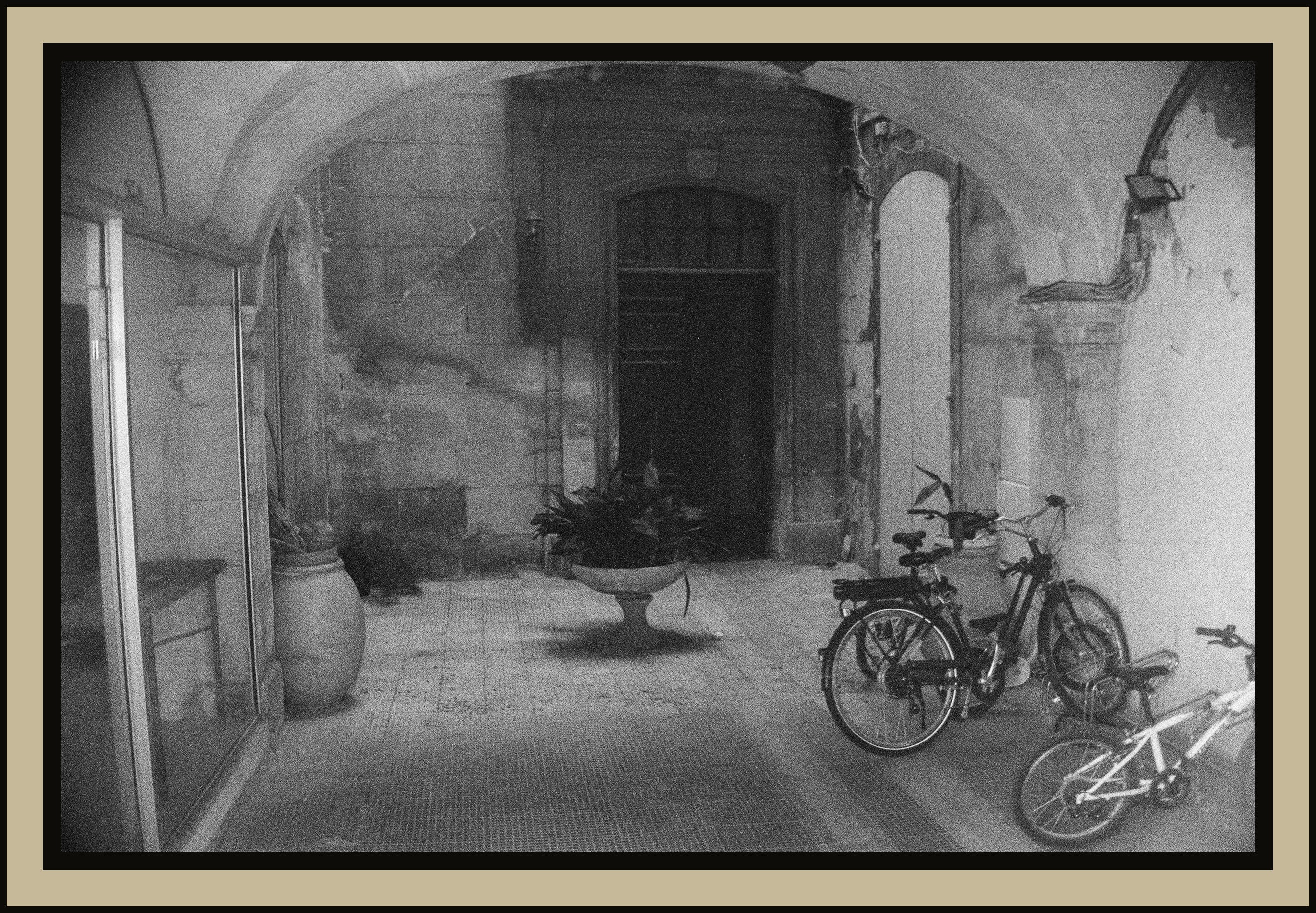stone-arch-corridor-bicycles-night-black-white-film-w2b - tirage encadre