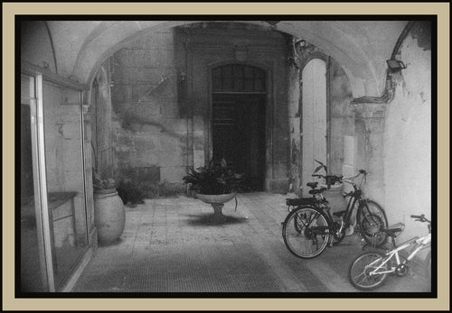 stone-arch-corridor-bicycles-night-black-white-film-w2b - tirage encadre