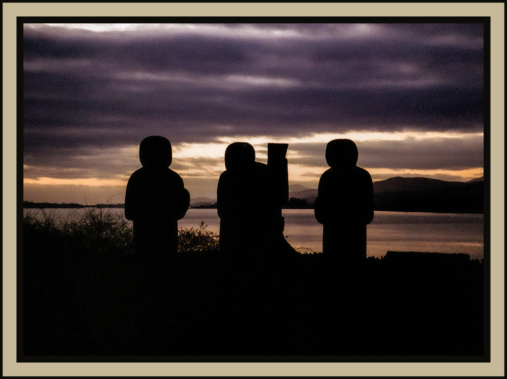 stone-statues-silhouette-purple-lake-sunset-patagonia-film-w2b - tirage encadre