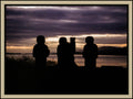 stone-statues-silhouette-purple-lake-sunset-patagonia-film-w2b - tirage encadre