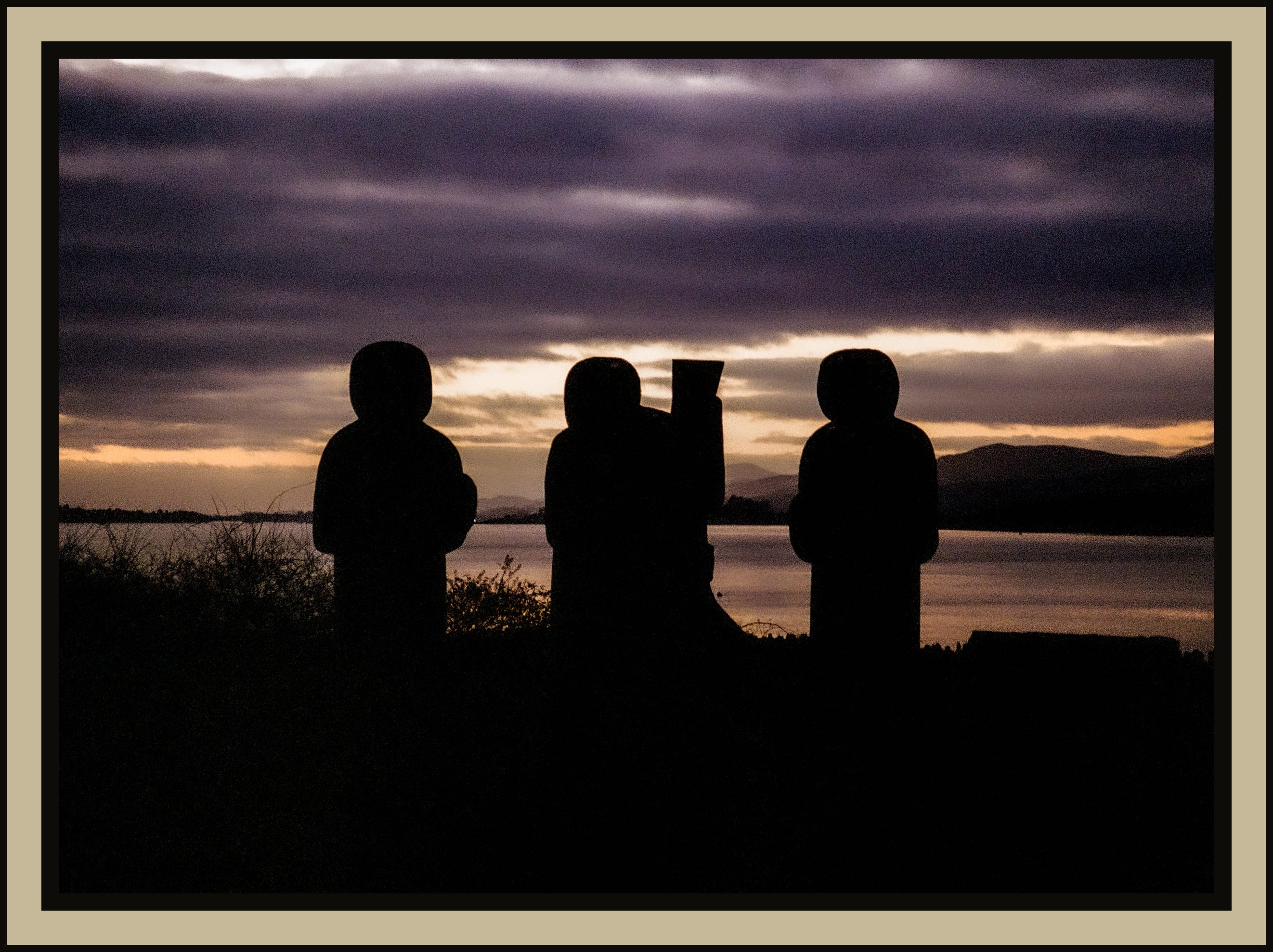 stone-statues-silhouette-purple-lake-sunset-patagonia-film-w2b - tirage encadre