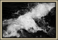 water-cascade-splash-dark-rocks-black-white-film-w2b - tirage encadre