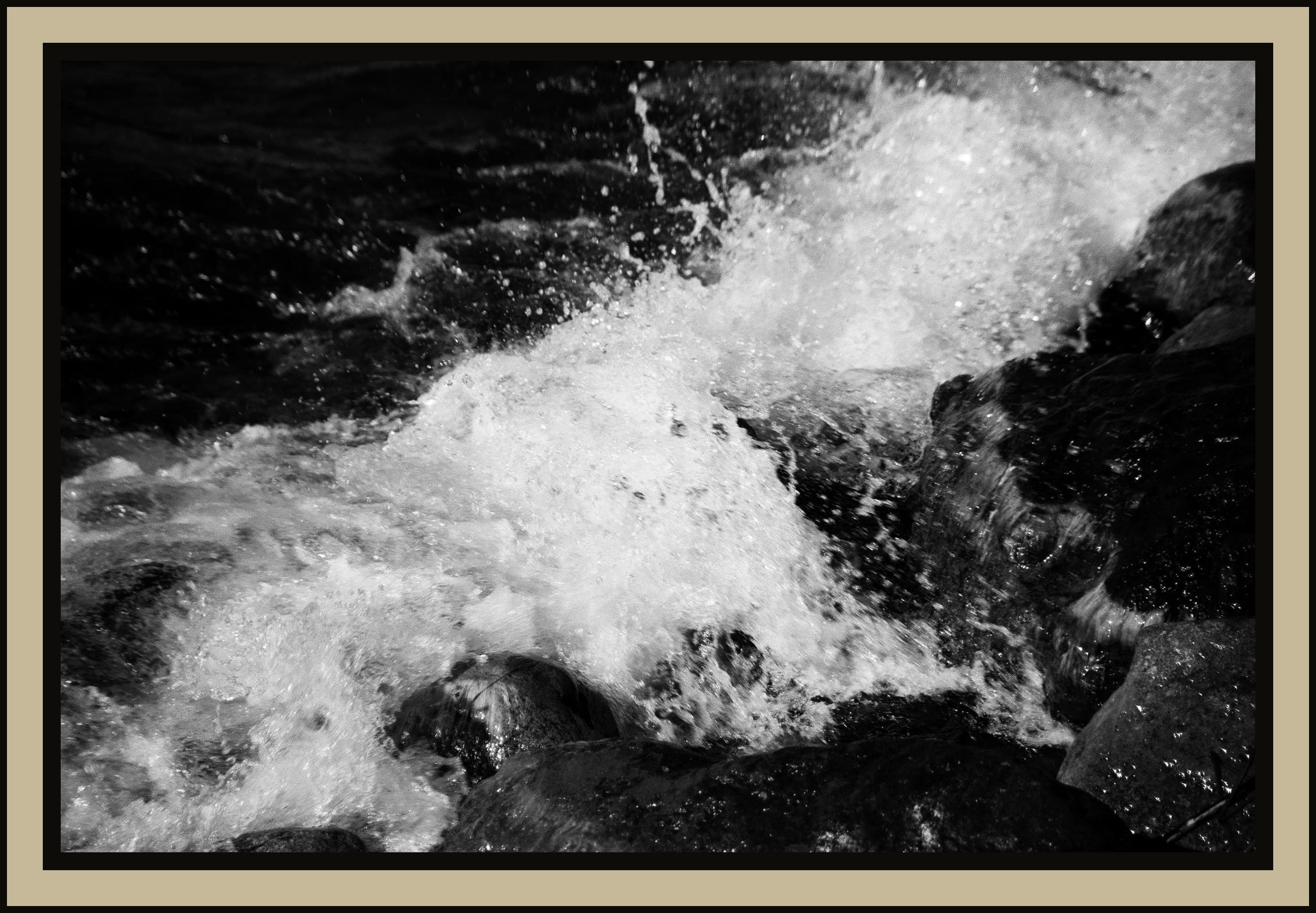 water-cascade-splash-dark-rocks-black-white-film-w2b - tirage encadre