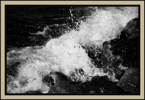 water-cascade-splash-dark-rocks-black-white-film-w2b - tirage encadre